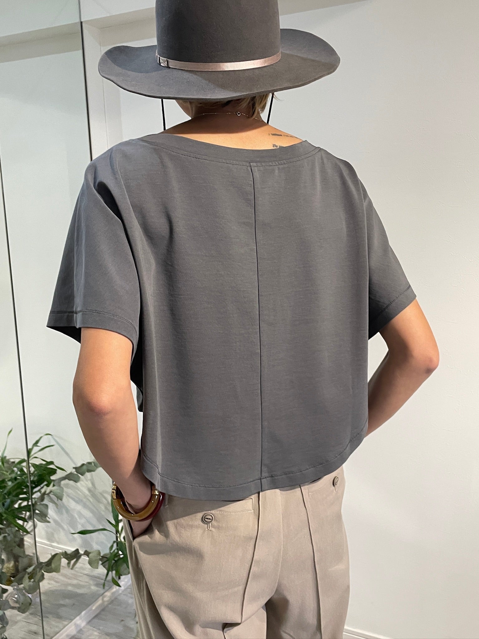 ラウンド トップス GY
