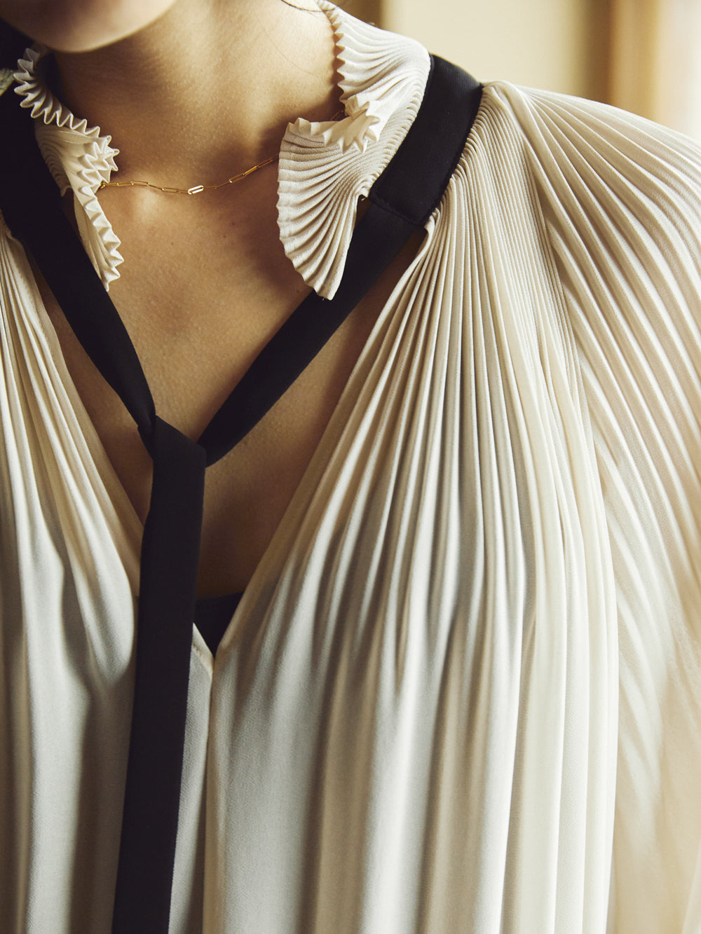 プリーツブラウス（ブラックリボン）