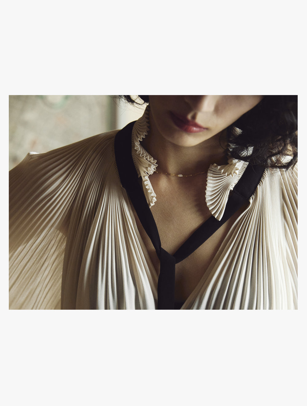 プリーツブラウス（ブラックリボン）