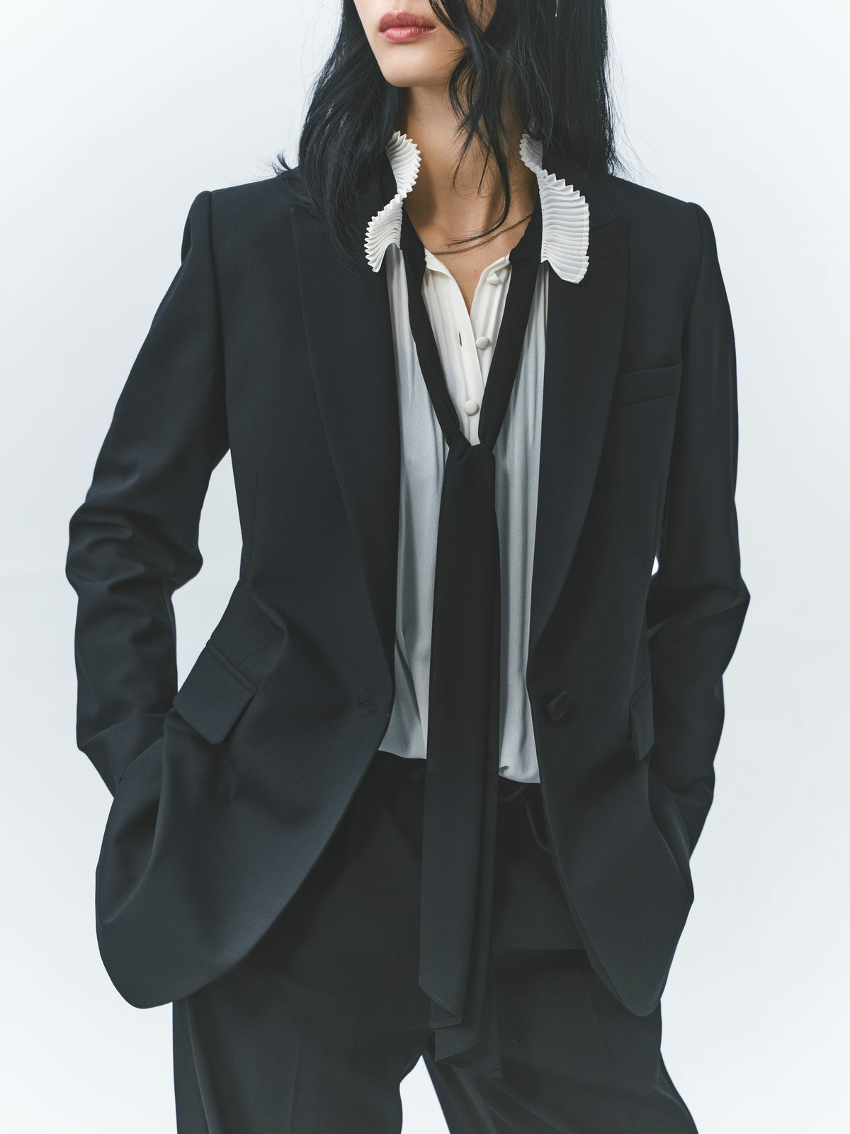 One-button peaked collar jacket