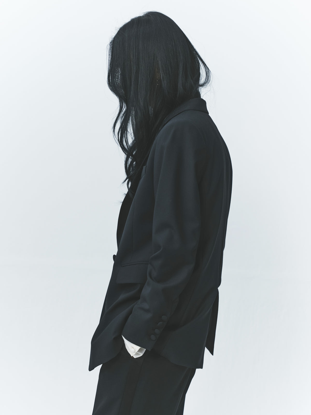 One-button peaked collar jacket