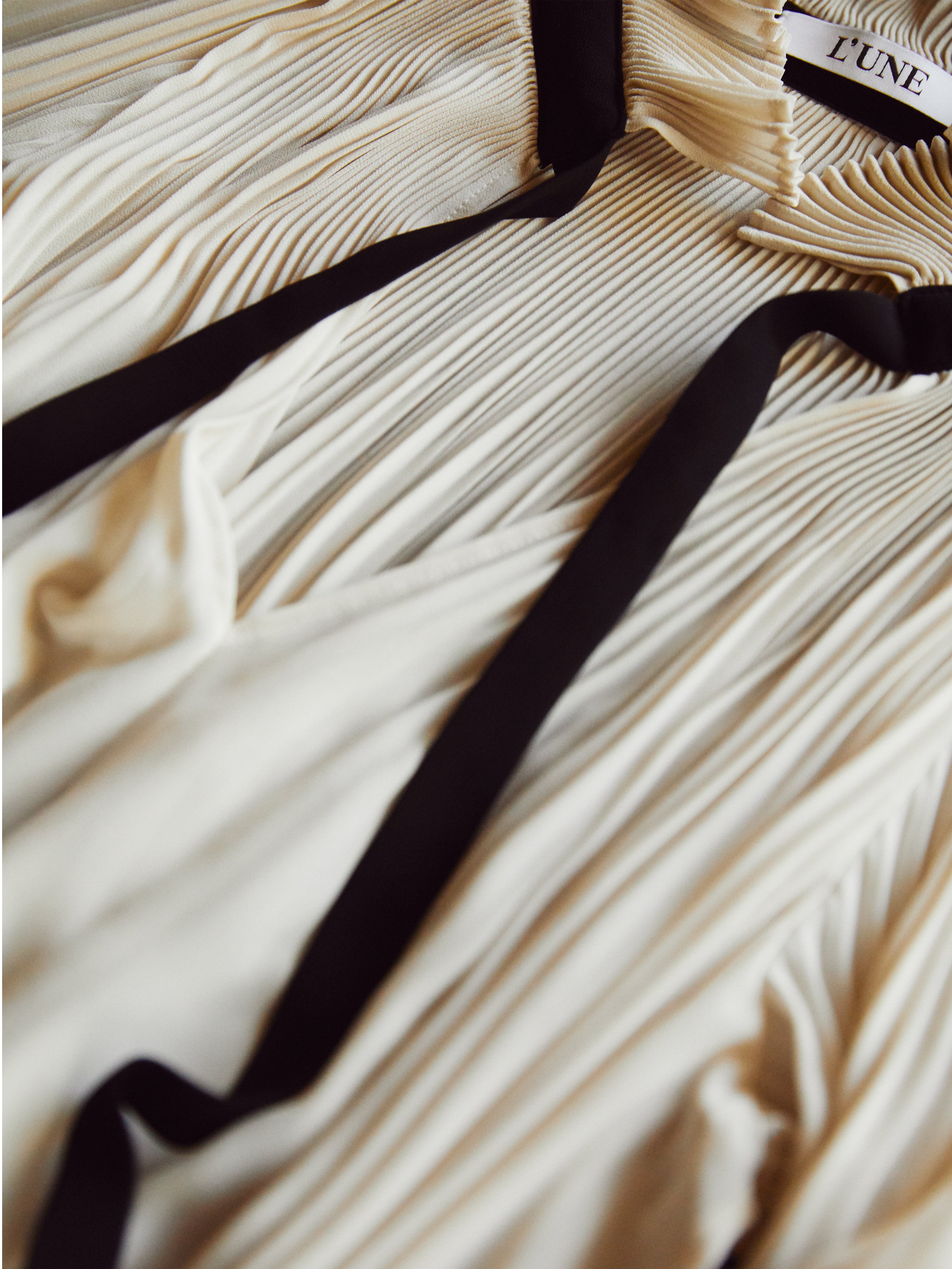 リュンヌ　プリーツ　シフォンブラウス　ブラックリボン プリーツブラウス（ブラックリボン）